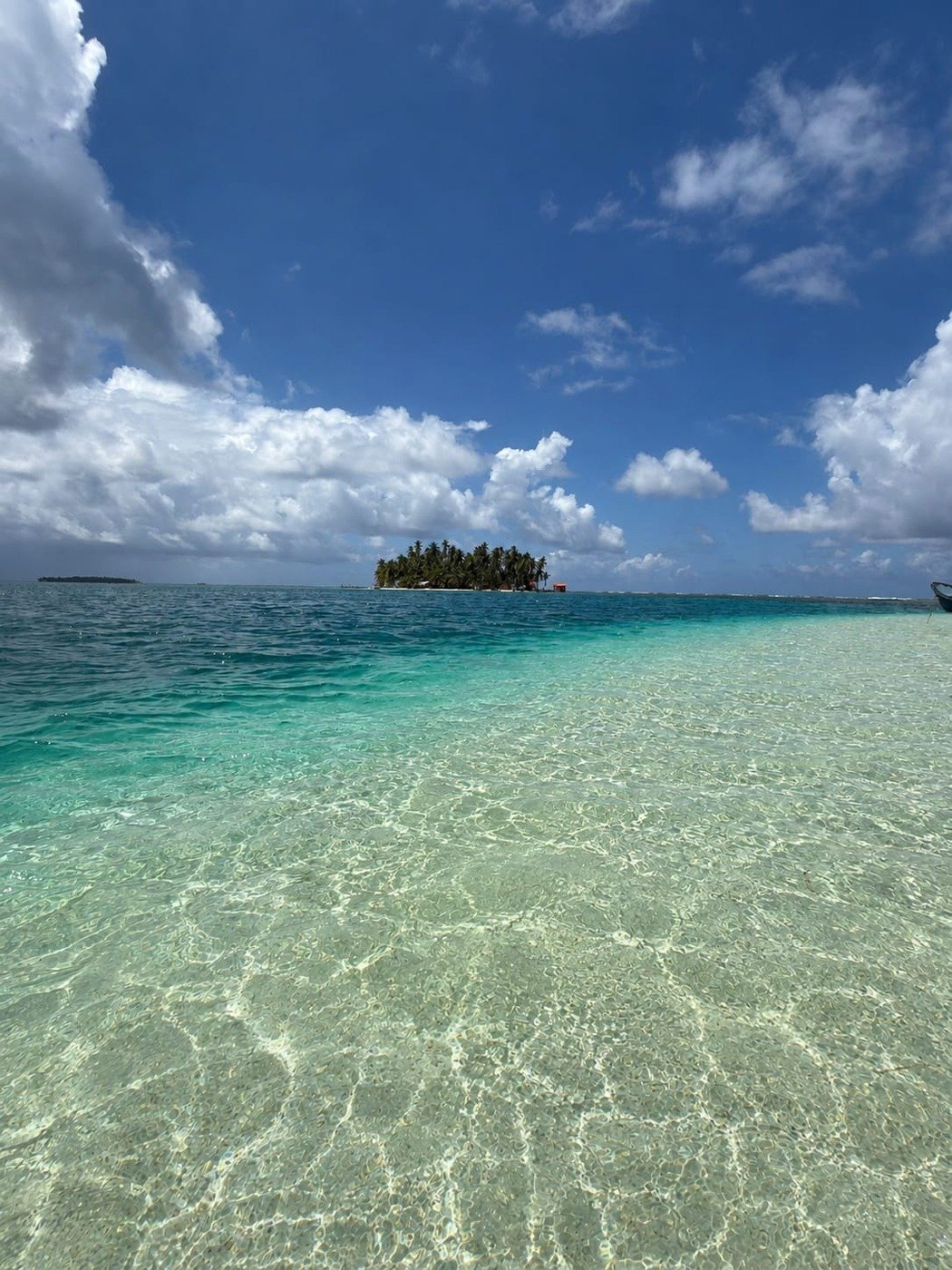 Mar turquesa frente a Isla Chichime, San Blas