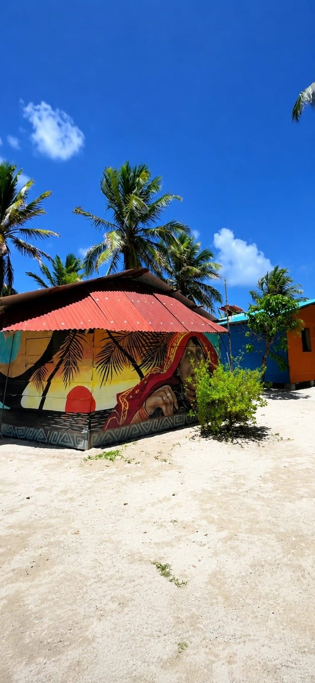 Cabaña con mural artístico en Isla Chichime