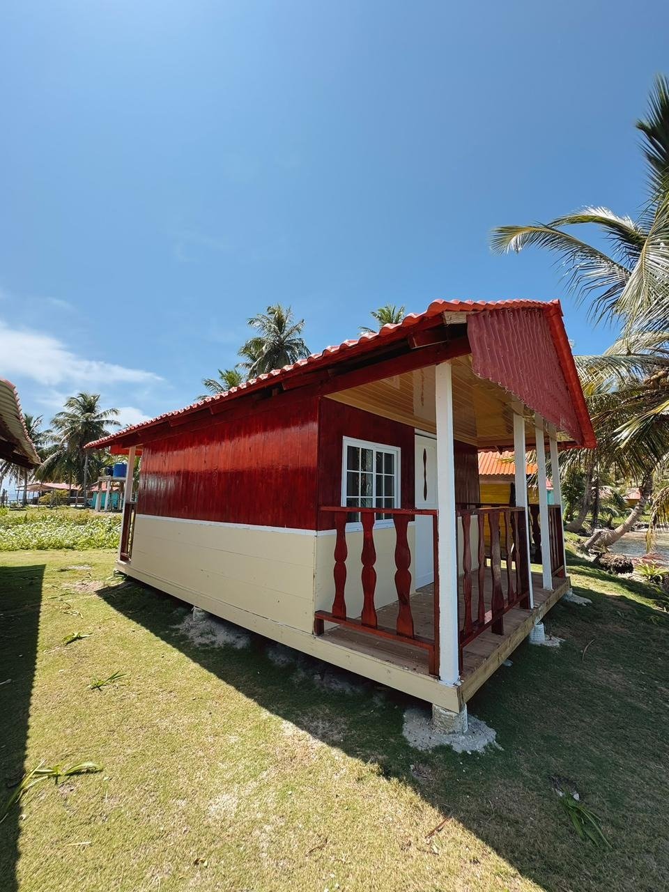 Cabaña de madera roja frente al mar en Isla Diablo