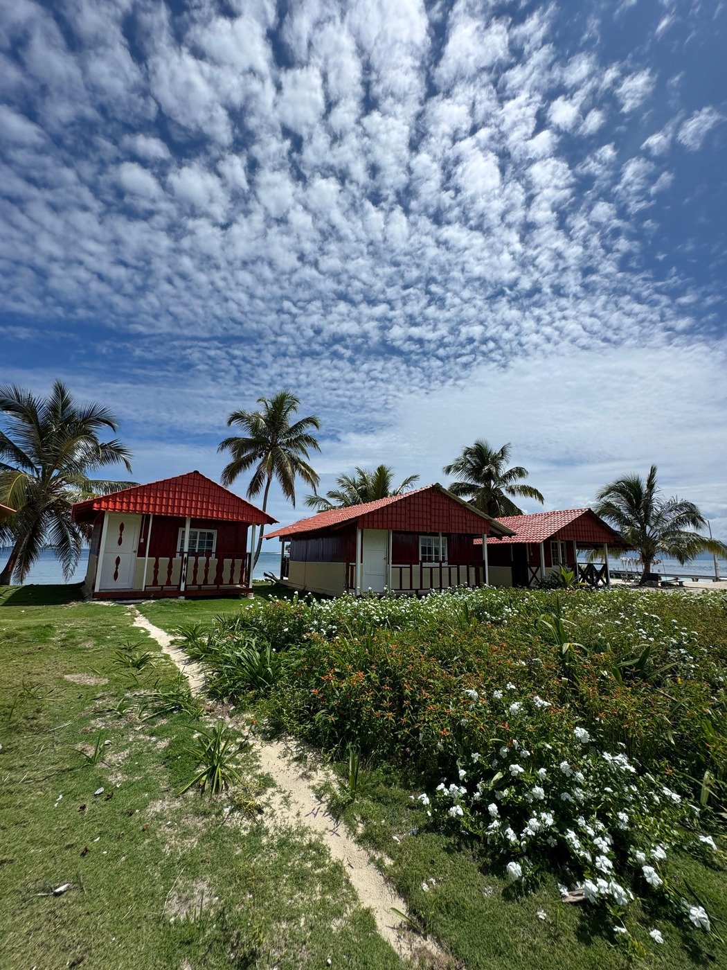 Cabañas de Isla Diablo entre palmeras y flores