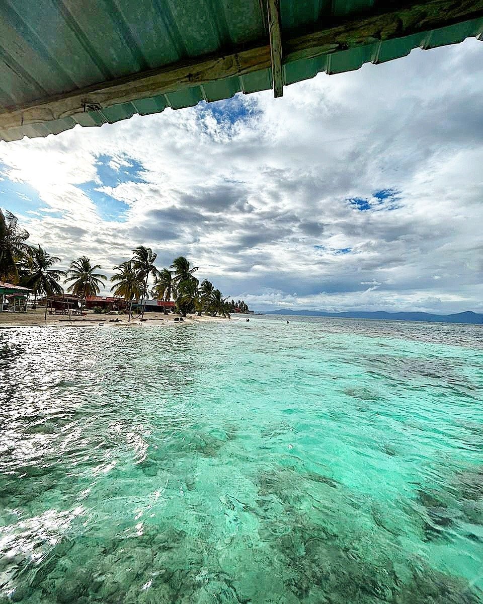 Cabañas entre palmeras en Isla Diablo