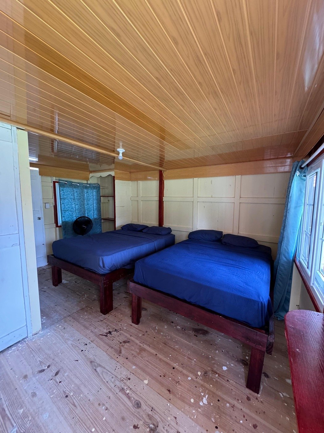 Habitación con camas dobles dentro de una cabaña en Isla Diablo