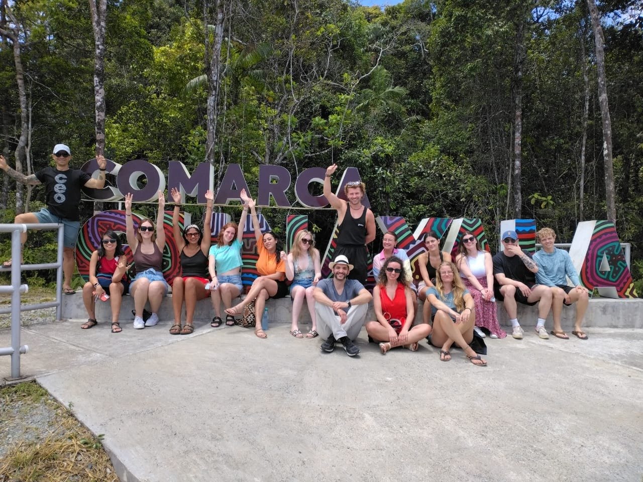 Grupo del tour posando junto al letrero de la Comarca Guna Yala