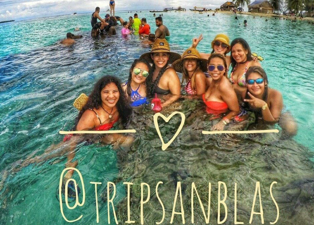 Amigas disfrutando el mar turquesa de San Blas