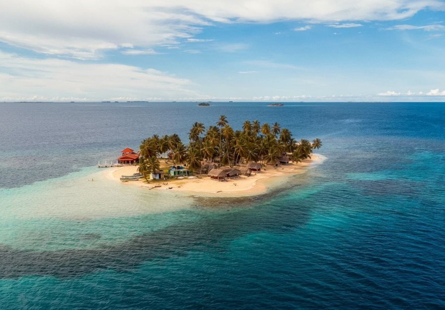 Isla con palmeras, piscinas naturales de San Blas