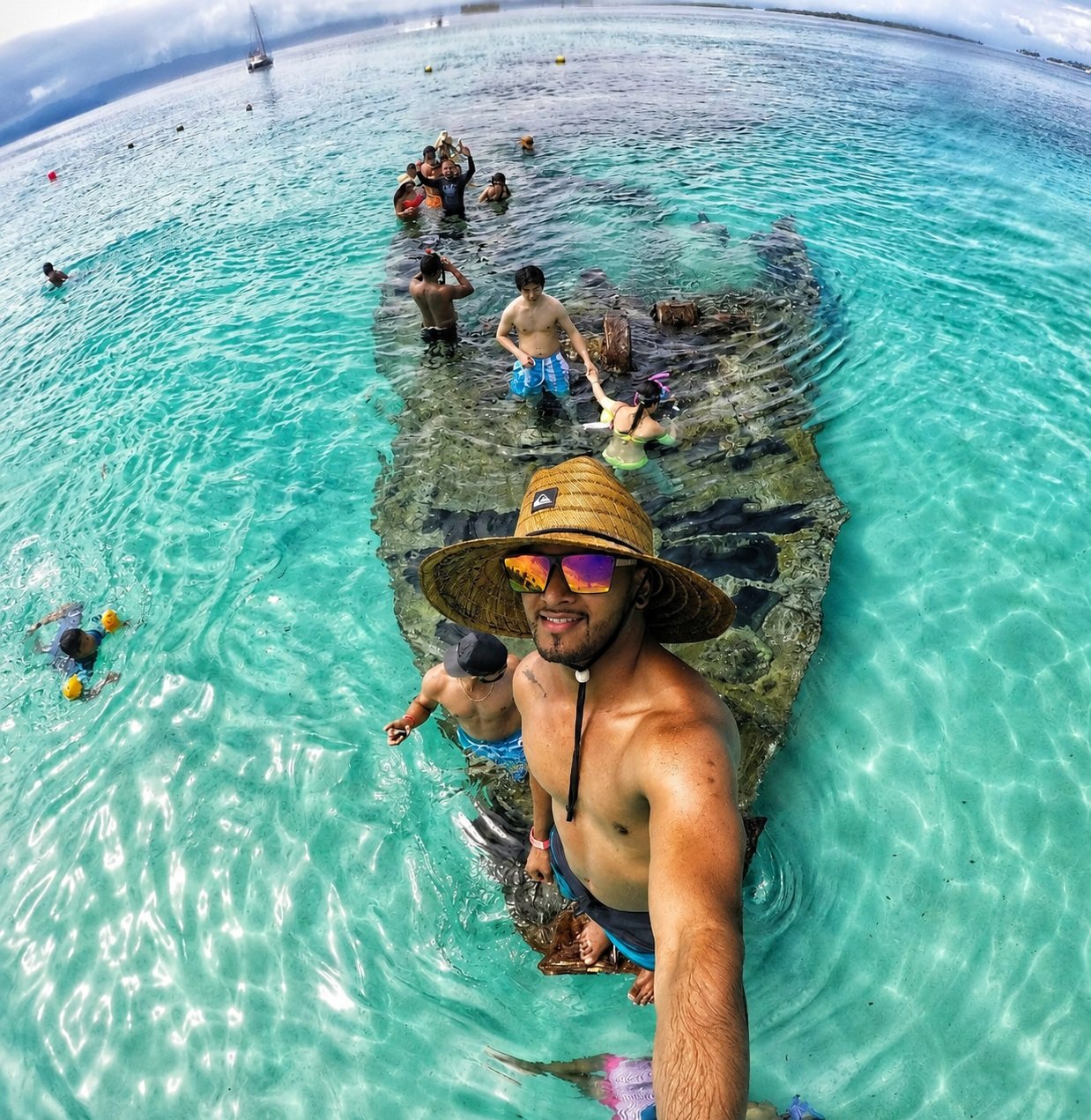 Grupo disfrutando el mar turquesa en Isla Perro Chico, San Blas