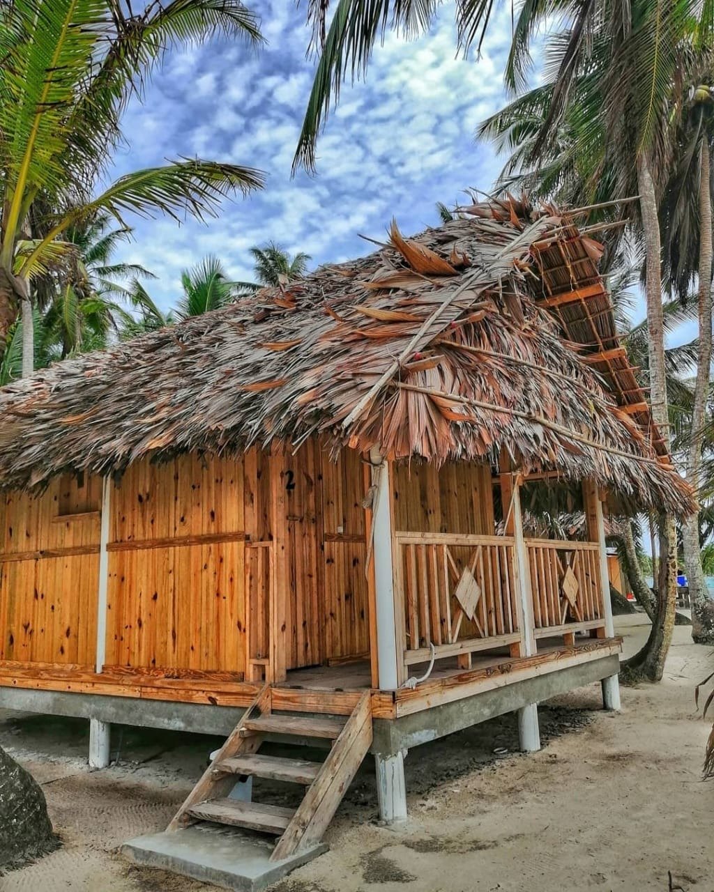 Cabaña de madera con techo de palma en Isla Perro Chico