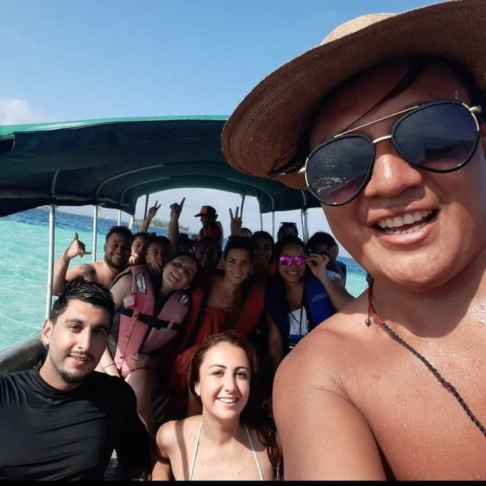 Grupo completo del tour a bordo de la lancha
