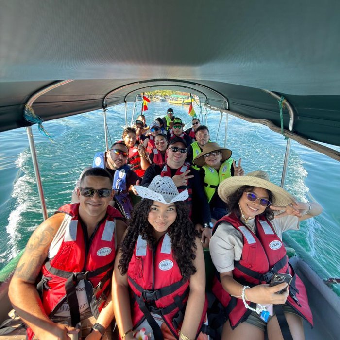 Pasajeros con chaleco salvavidas en la lancha rumbo a las islas